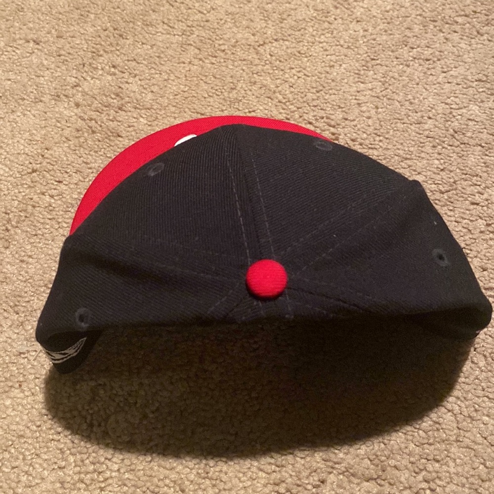 Snap back hat - Picture 3 of 4